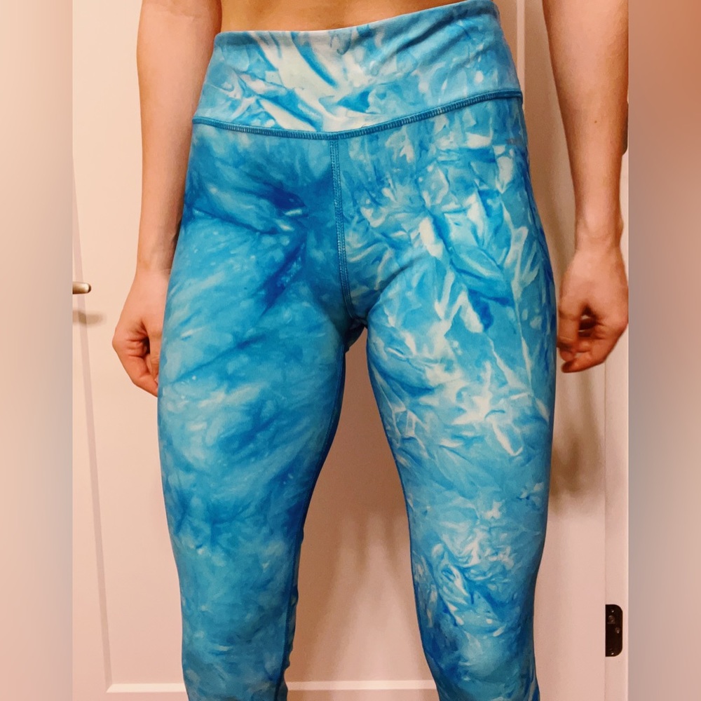 Vogo Athletic Blue Tie Dye Cropped Leggings